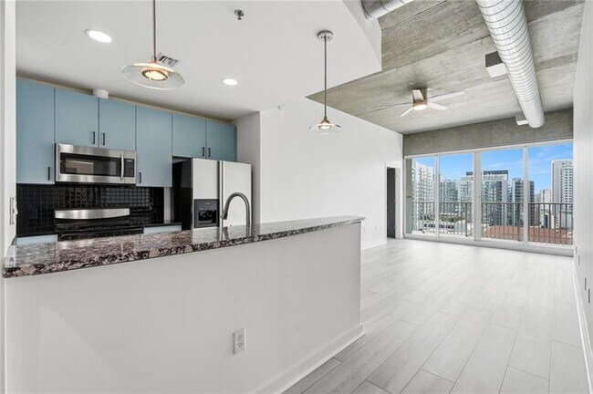 Photo - 943 Peachtree St NE Unidad 1210