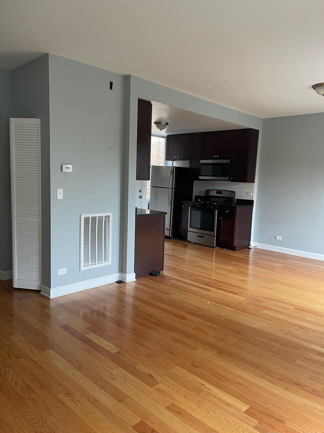 1642 W Pratt Blvd Unit TWO BEDROOMS - 3D