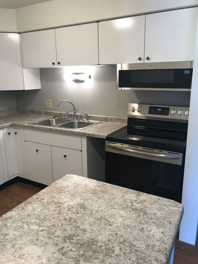 Photo - 2 Bedroom Lower with Heat & Water Included in Neenah Unit #3