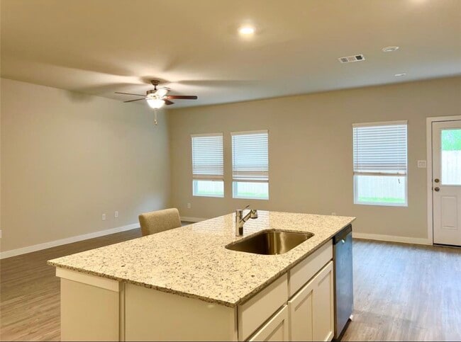 Photo - 812 Westpointe Dr
