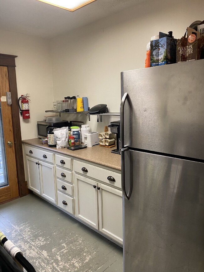 Spacious top floor 4 bed 1 bath by UWEC!