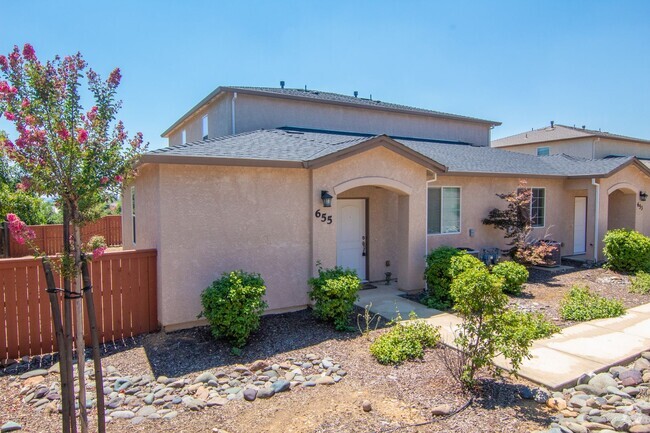 Building Photo - Beautiful 4 Bedroom Home in Highland Park!