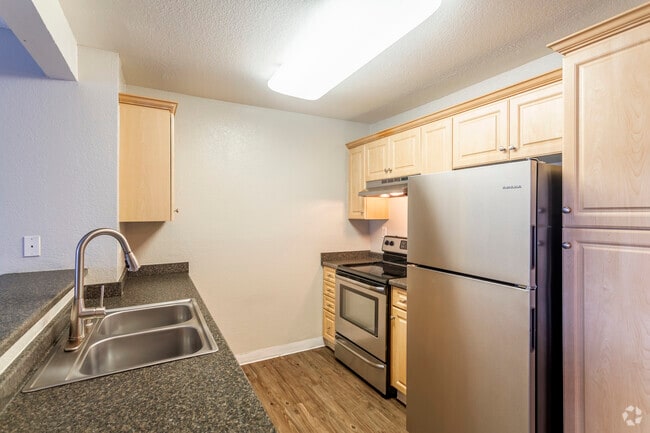 2 BR, 1 BA - 807 SF
