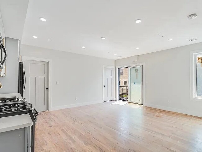 Building Photo - 97 Condor St Unit 3R