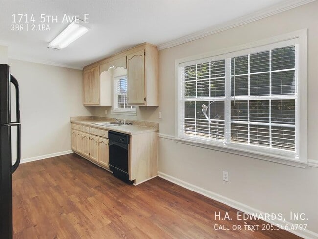 Photo - 1714 5th Ave E