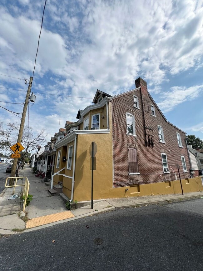 Building Photo - 240 E Hamilton St Unit 2