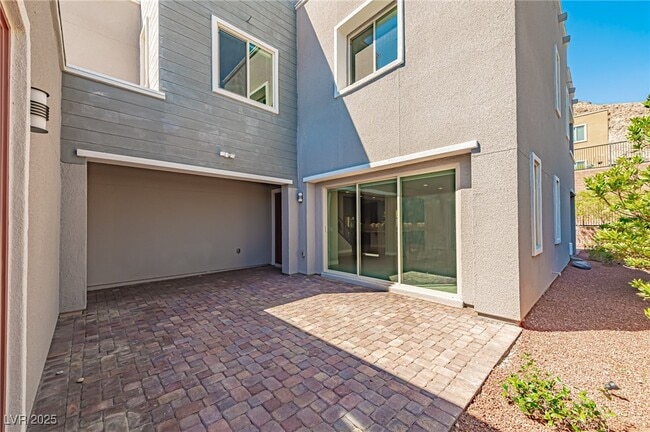 Photo - 6465 Farness St