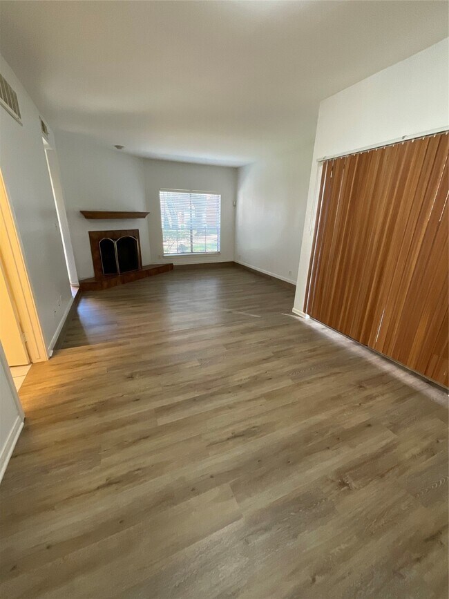 Photo - 3100 Walnut Bend Ln Unit 113