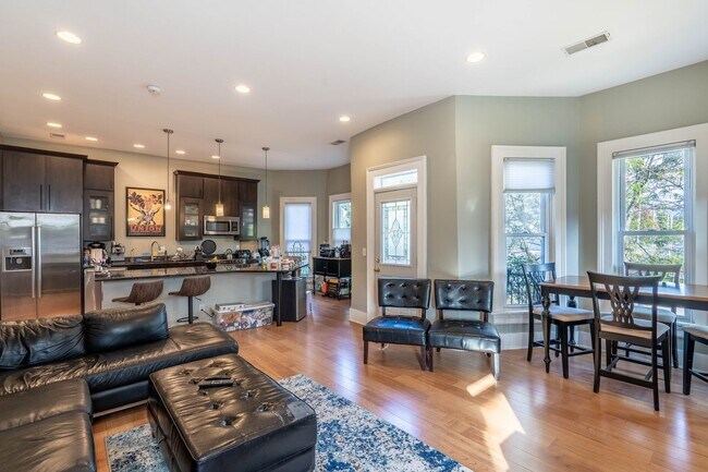 Photo - 1371 N High St Unidad C