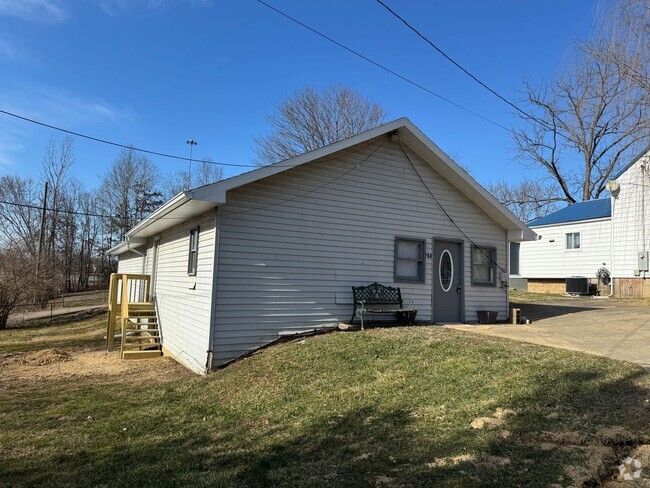 Building Photo - COMPLETELY RENOVATED 3 BEDROOM HOME