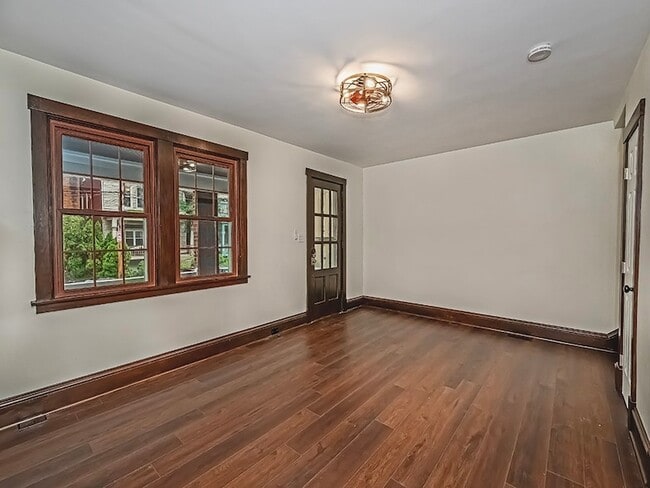 Photo - 5519 Howe St