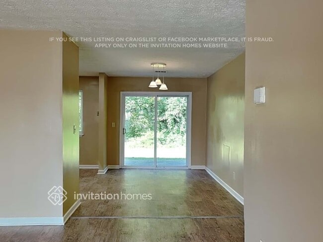 Photo - 2463 Mistletoe Ln SW