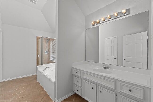 Building Photo - 12850 Pecan Shores Dr