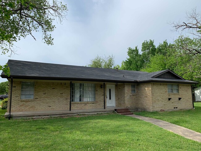 Building Photo - 901 Downing St