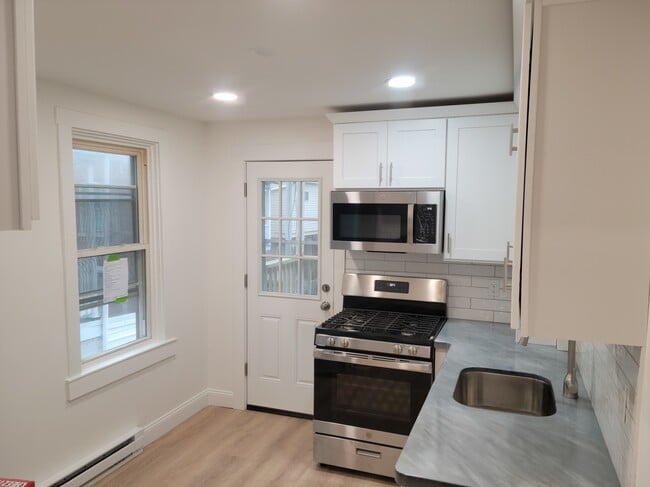 Building Photo - 254 E Ross St Unit 2