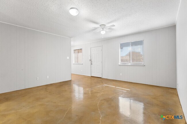 Photo - 222 Redbud Ln