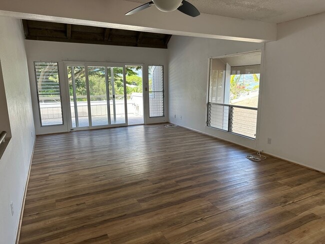 Building Photo - Spacious 3BR/2BA Split-Level End Unit with Private Courtyard