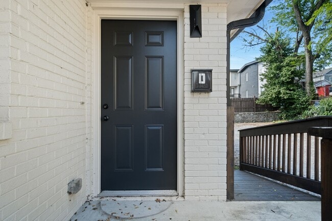 Building Photo - Available now, 2 bed 1 bath end Unit D Rental