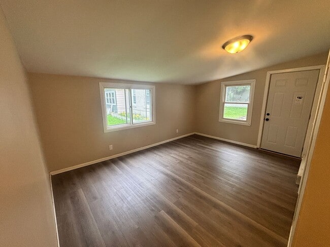 Lower 2 Bedroom Unit Apartment - Lower 2 Bedroom Unit Apartment Unit 829 (Lower)