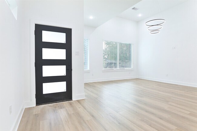 Photo - 8109 Bigwood St