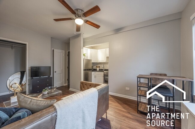 Building Photo - 1140 N La Salle Dr