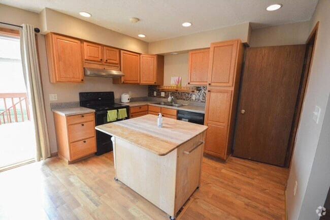 Building Photo - 3 levels of townhouse living in great NW l...
