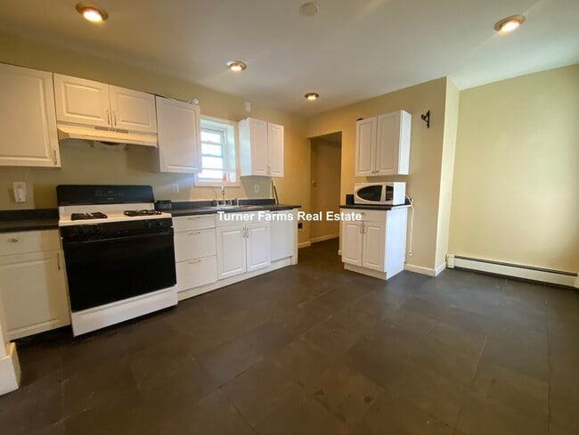 Building Photo - 67 Flint St Unit 2 Rental