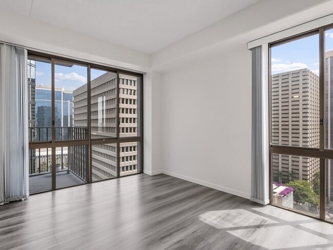 Primary BR - 225 Queen St Unit Harbor Square