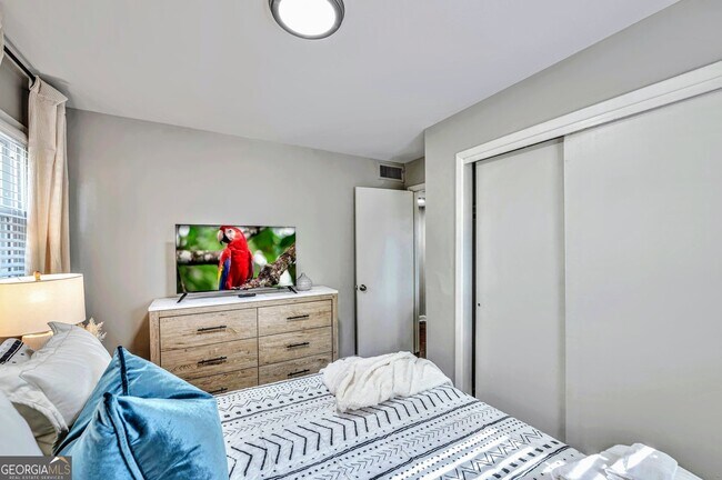 Photo - 2858 Rosehill St