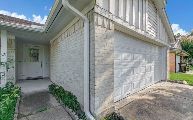Photo - 16963 Nevisway St