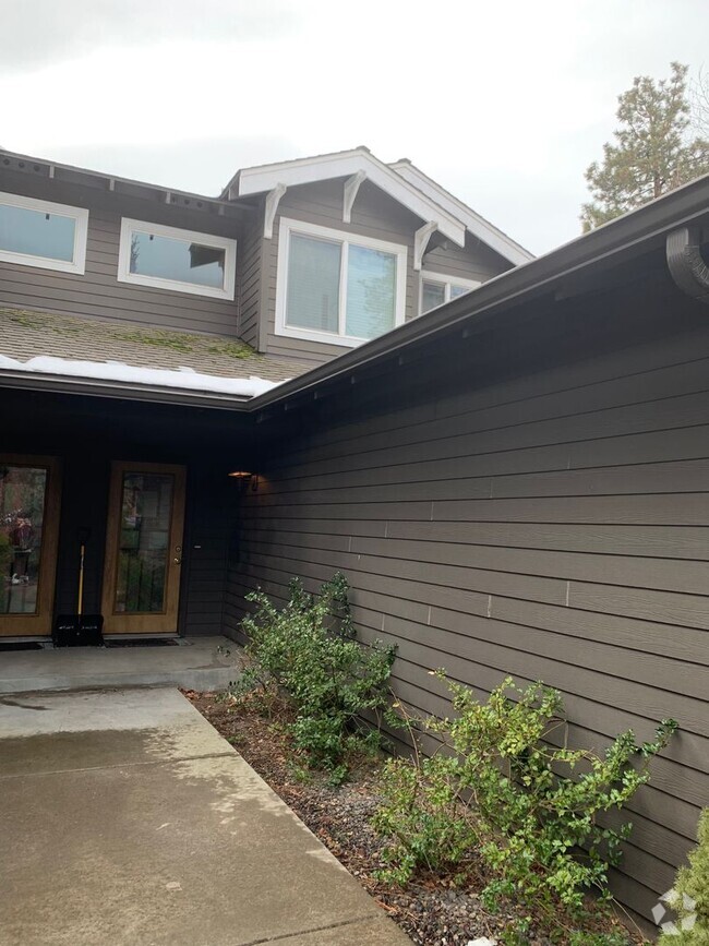 Building Photo - Nice Townhouse In NW Bend