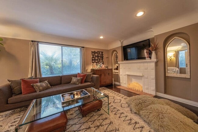 Photo - 1298 Cloverdale Ave Unidad 1298