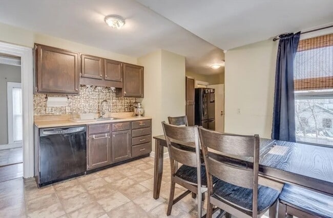 Building Photo - 67 Thompson St Unit 1 Rental