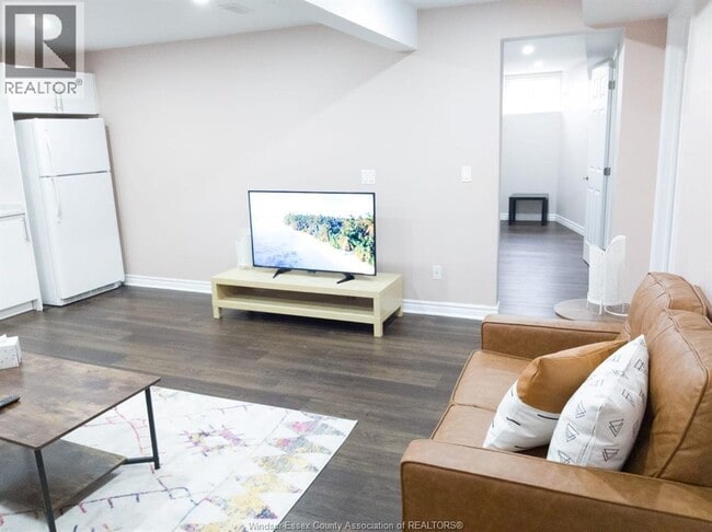 Photo - 4694 Helsinki Crescent