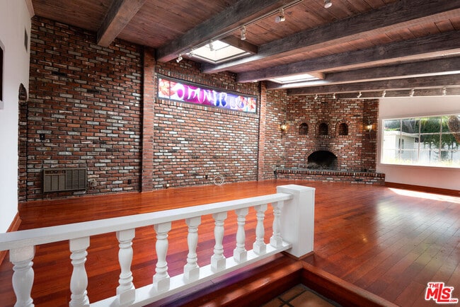 Photo - 14842 Morrison St