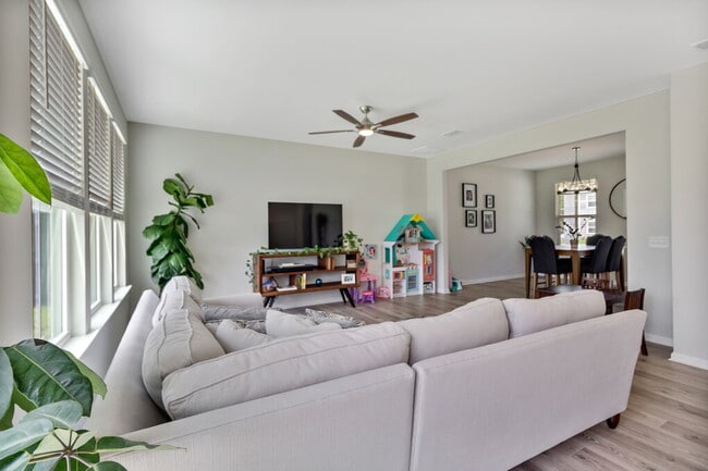 Photo - Lovely 4 Bedroom, 2 bath home in The Commons, Richmond Hill
