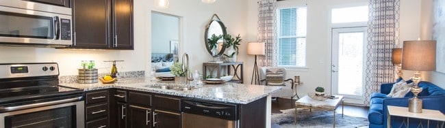 Escritorio con cubierta de perfil - The Luxe at Indian Lake Village