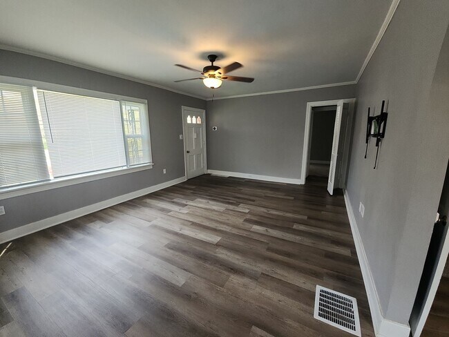 Photo - 1056 Campbell St