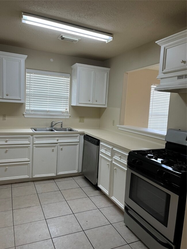 Photo - 321 Holiday St