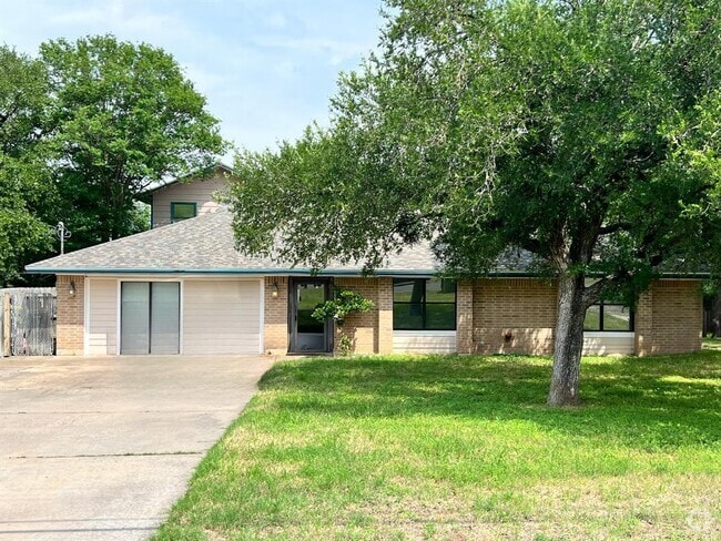 Building Photo - 209 Oak Crest Ln Rental