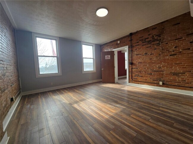 Photo - 27 E Main St