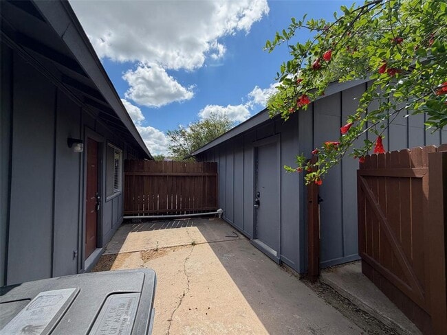 Photo - 317 W William Cannon Dr