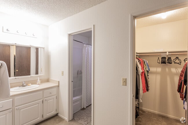 1BR, 1BA - 650 SF - Sherwood and Forest Arms Apartments