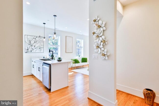 Building Photo - 221 S Alfred St Unit 2B