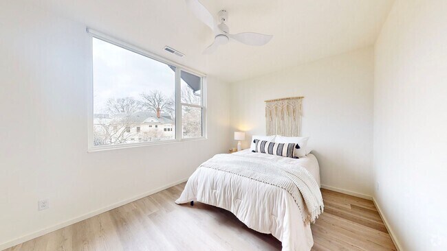 Building Photo - Professional Co-Living - Master Room Renta... Unit 3 Suite D - 234 N Dillard St Rental