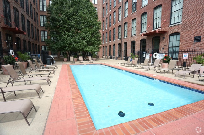 Piscina y patio - Soulard Market Loft Apartments