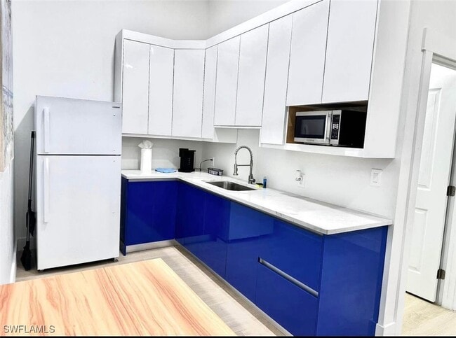 Building Photo - 2881 Santa Barbara Blvd Rental