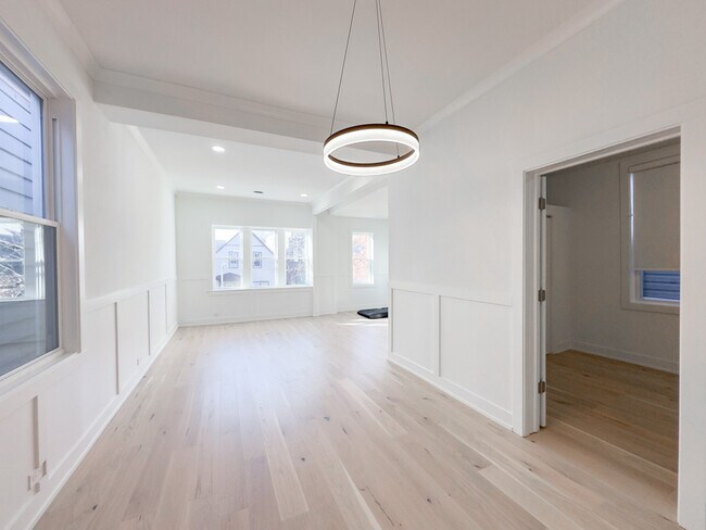 Building Photo - 2129 N Bingham St Unit 3C