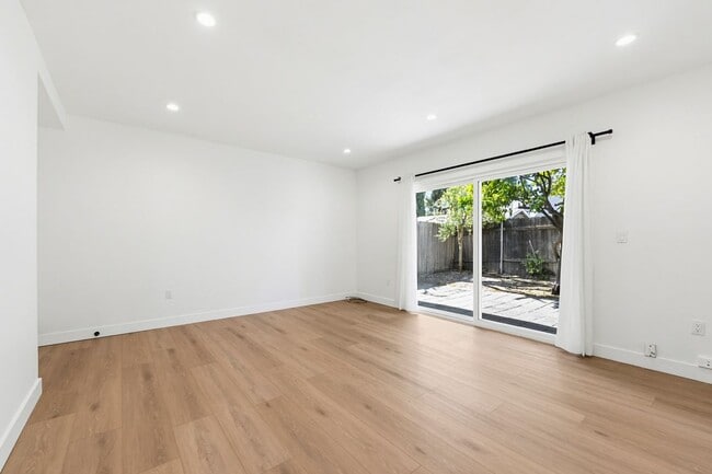 Building Photo - 2819 Sycamore Ave