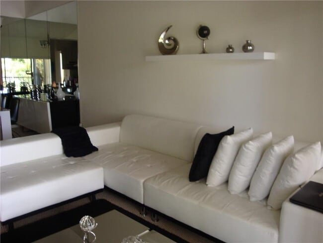 Building Photo - 2035 SW 15th St Unit 190